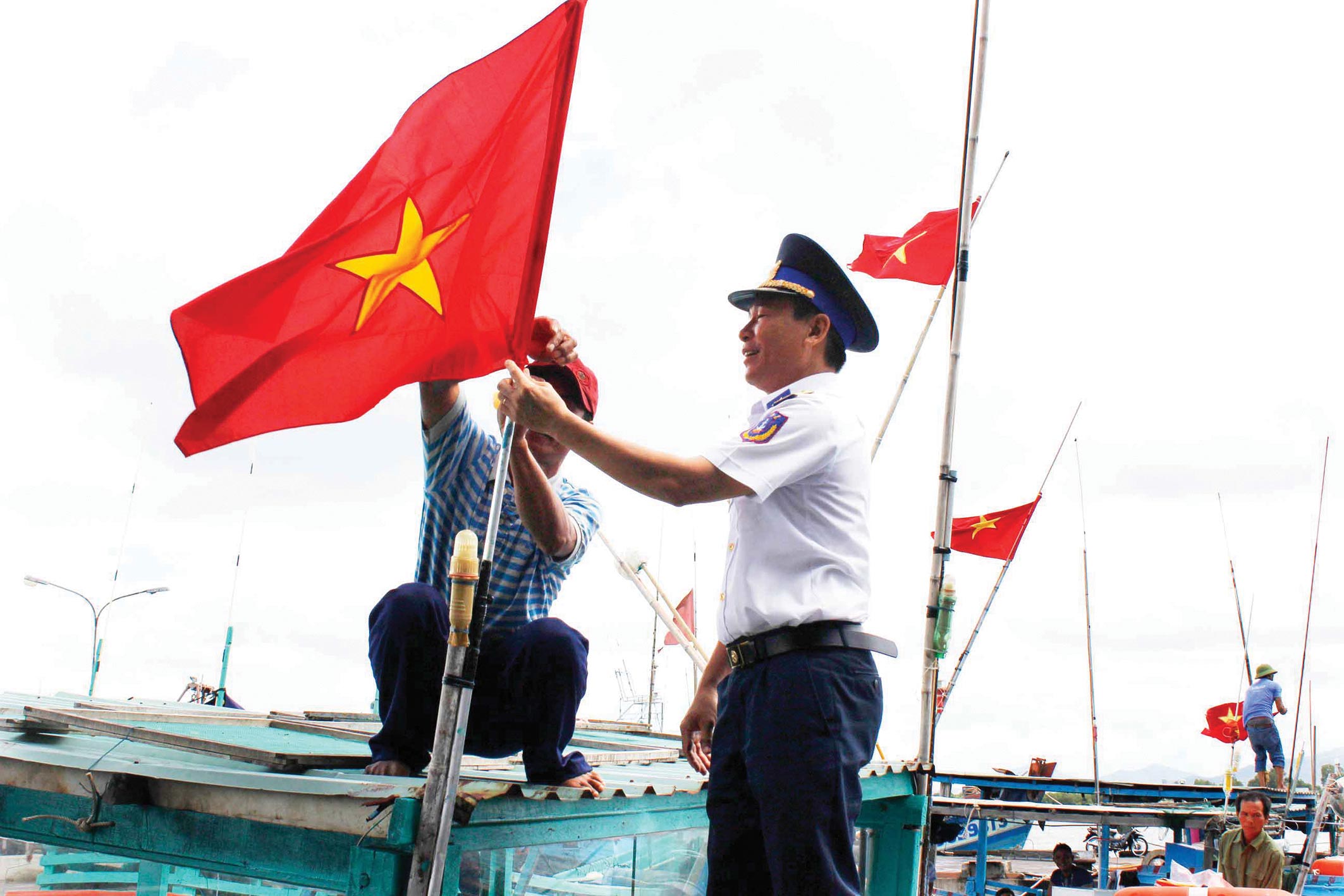 Le président Nguyen Xuan Phuc offre 5 000 drapeaux nationaux aux pêcheurs