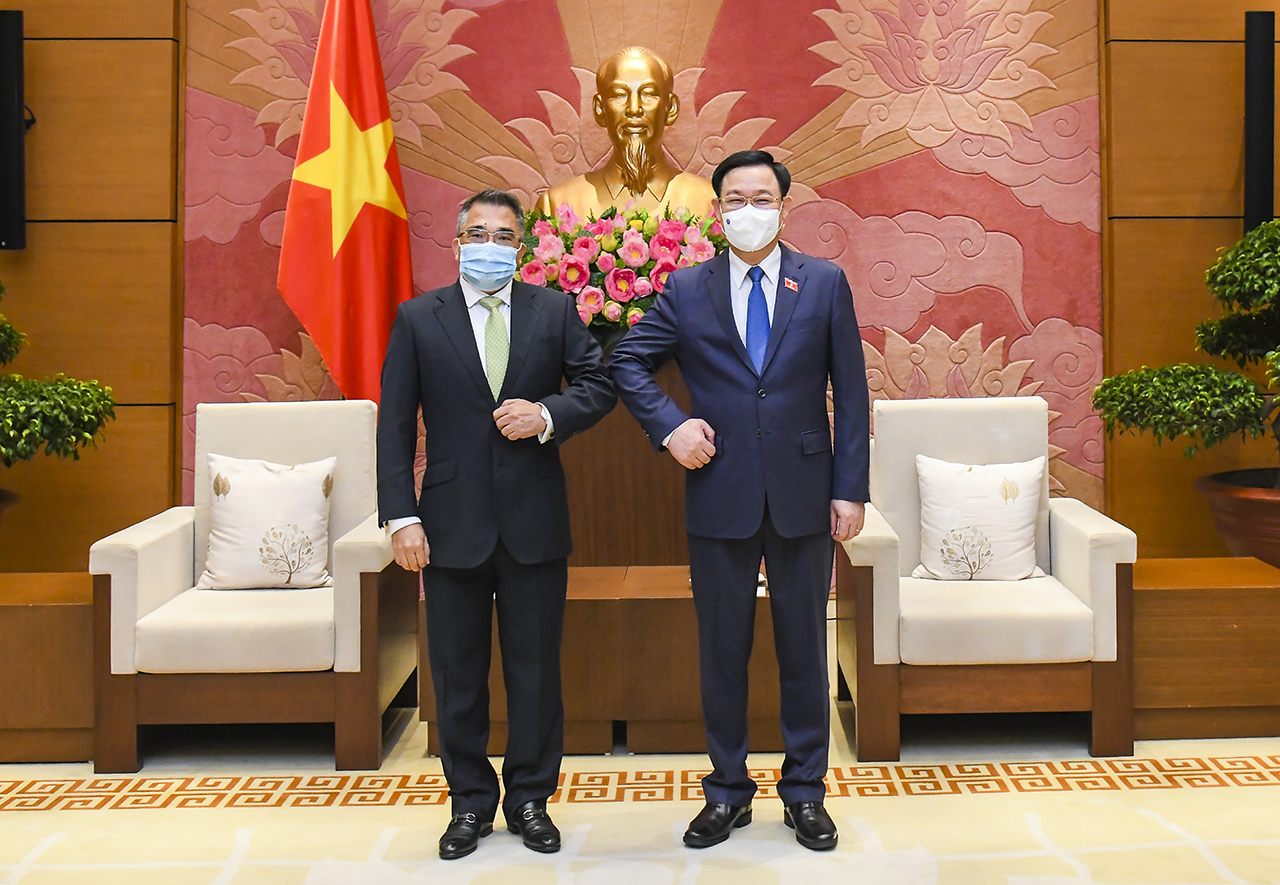 Le président de l’AN reçoit l ambassadeur des Philippines
