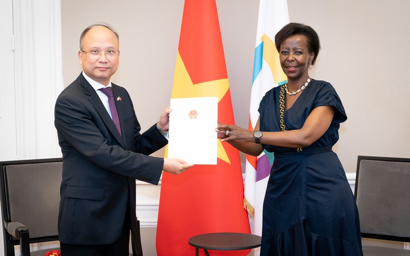 L ambassadeur du Vietnam Dinh Toan Thang présente sa lettre de créance à l OIF