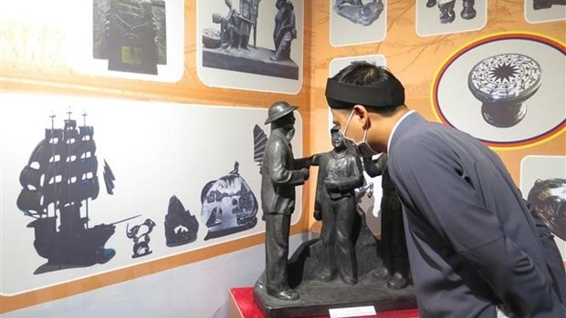 La sculpture sur charbon de Quang Ninh s expose à Hue