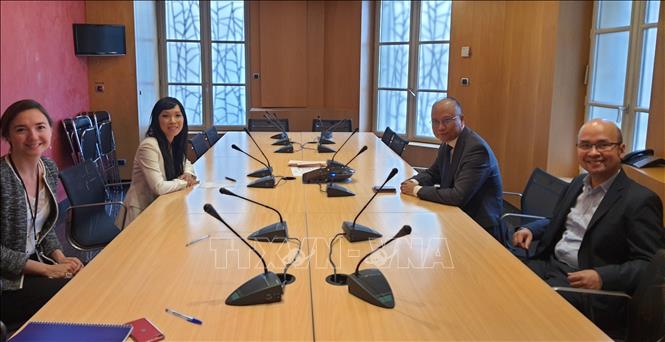 La présidente du groupe d’amitié France - Vietnam au Sénat s engage à soutenir le Vietnam