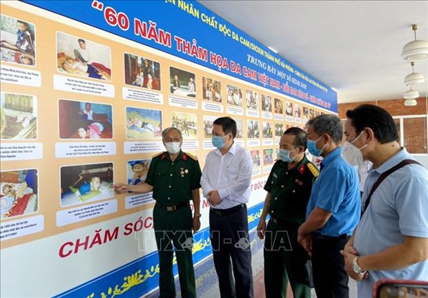 Une exposition de photos met en lumière la catastrophe de l AO dioxine au Vietnam