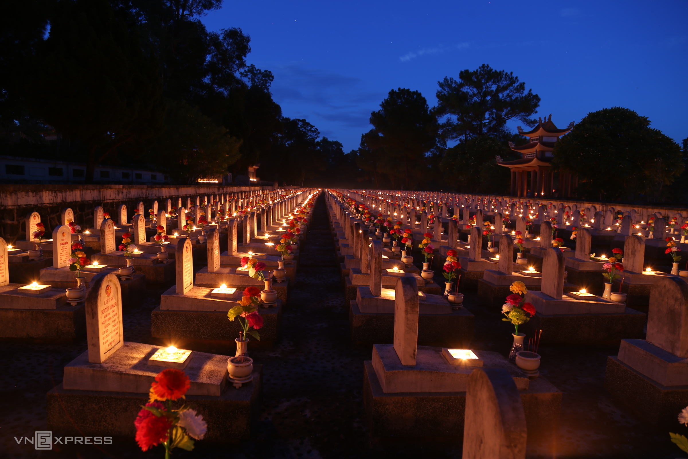 Plus de 54 000 bougies illuminent les cimetières des morts pour la Patrie