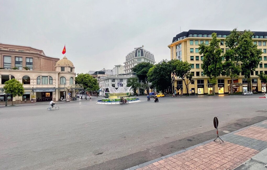 COVID-19  Hanoï arrête toutes les activités commerciales et de services non essentiels