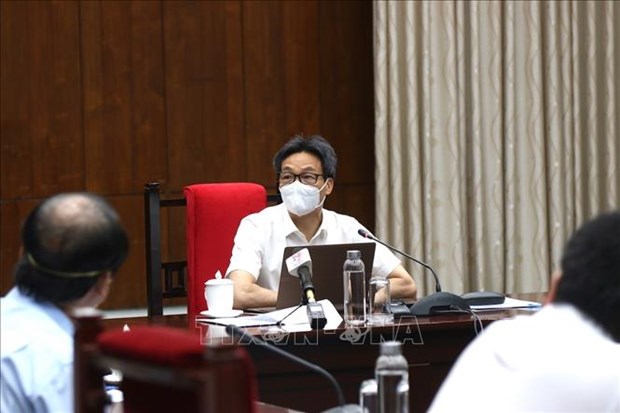 Le vice-PM Vu Duc Dam exhorte à veiller sur le personnel de santé et la population