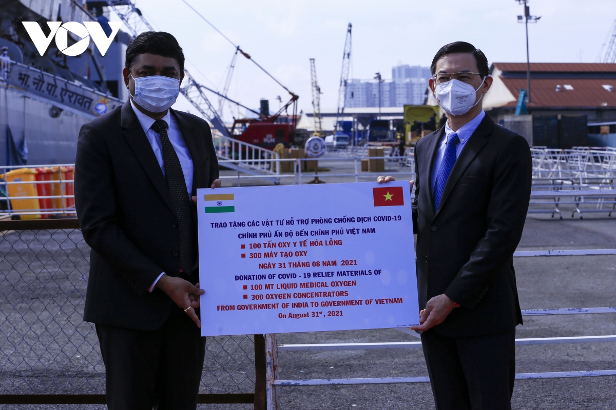L Inde offre 300 générateurs d oxygène et de 100 tonnes d oxygène médical liquide au Vietnam