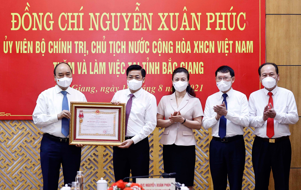 Covid-19 le chef de l État décerne l’Ordre du Travail de 3e classe à Bac Giang