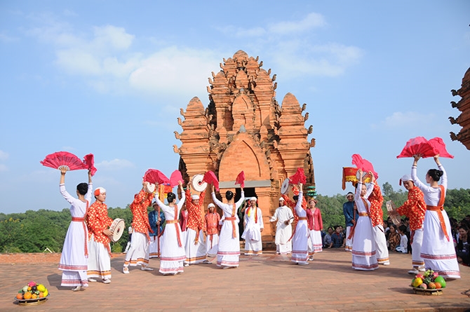 La tour Cham, un symbole culturel unique au Village culturel et touristique des ethnies du Vietnam