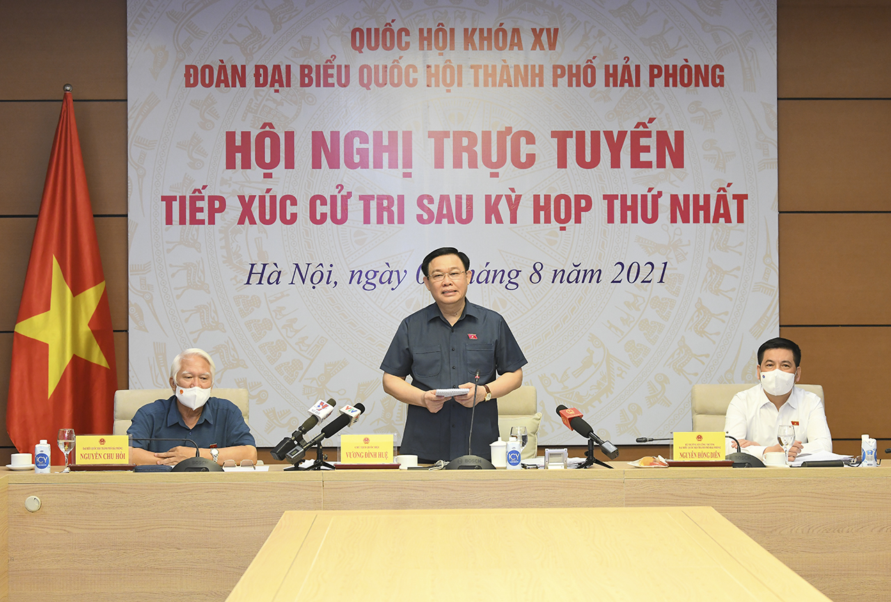 Le président de l’Assemblée nationale travaille avec des électeurs de Hai Phong