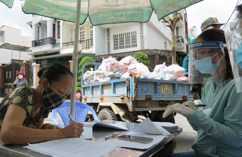 COVID-19  Plus de 9 000 milliards de VND supplémentaires pour les personnes en difficulté à Hô Chi Minh-Ville