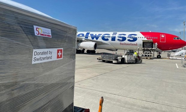 COVID-19  la Suisse envoie 13 tonnes d aide médicale au Vietnam