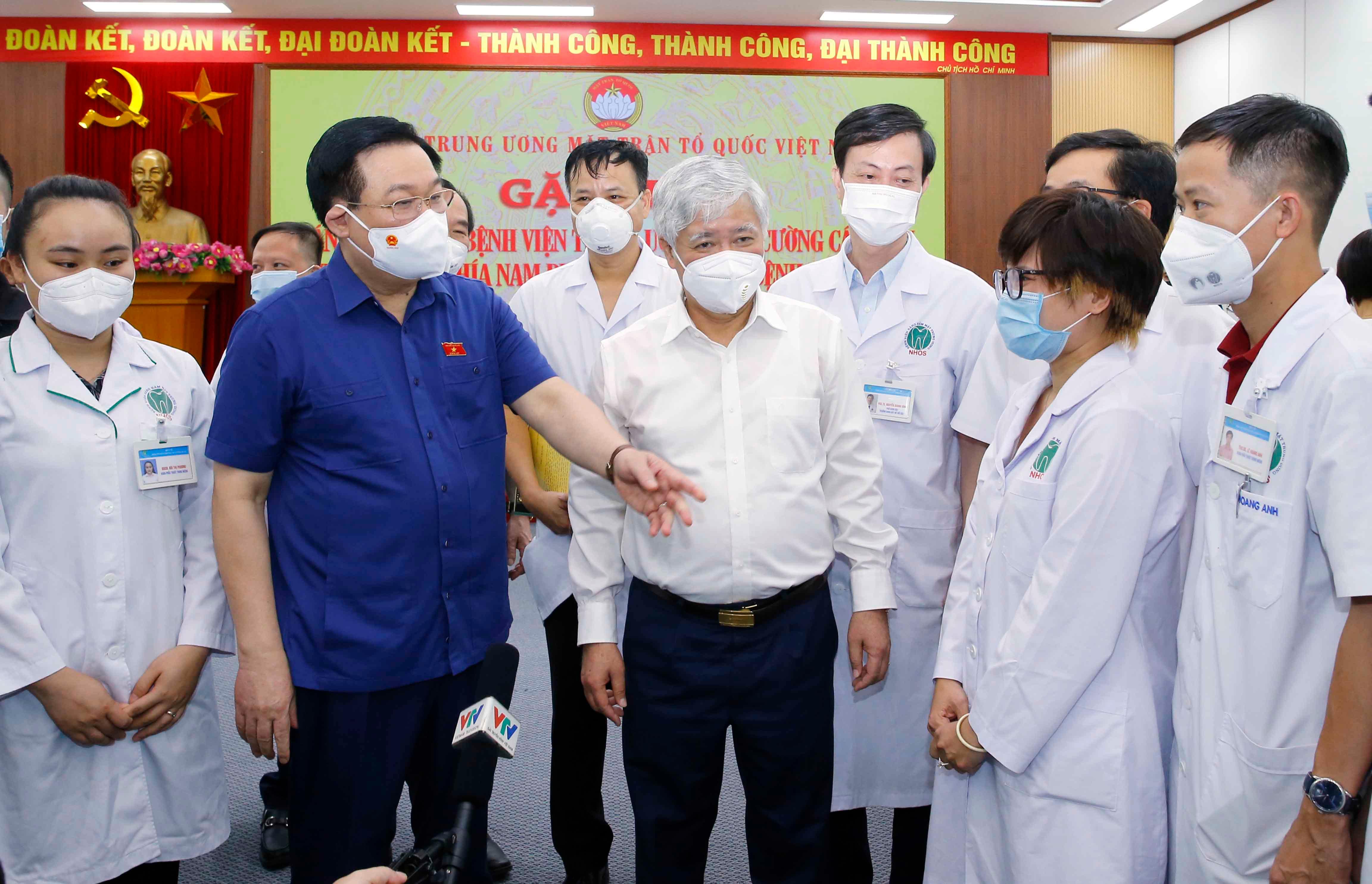 Le président de l’AN rencontre des représentants des médecins mobilisés en renfort à HCM-Ville