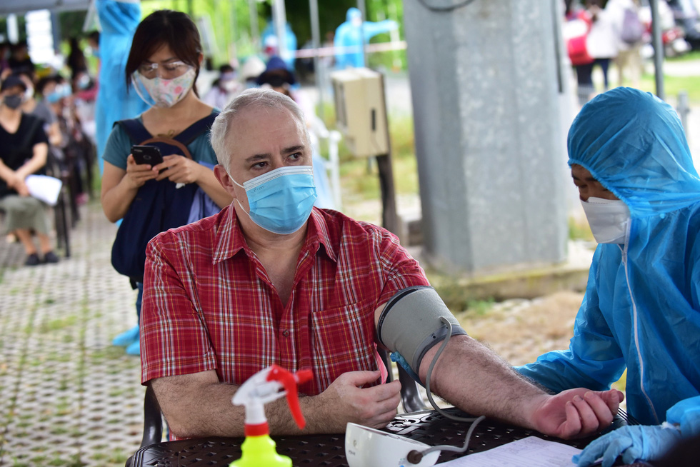 Les étrangers se font vacciner à HCM-V  Merci le Vietnam de prendre soin de nous