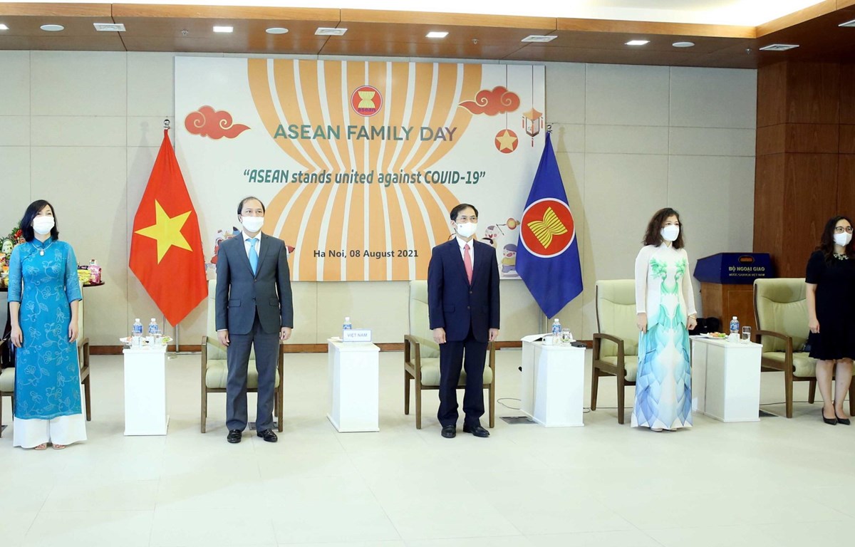 La cérémonie de salut au drapeau à Hanoi célèbre les 54 ans de l’ASEAN