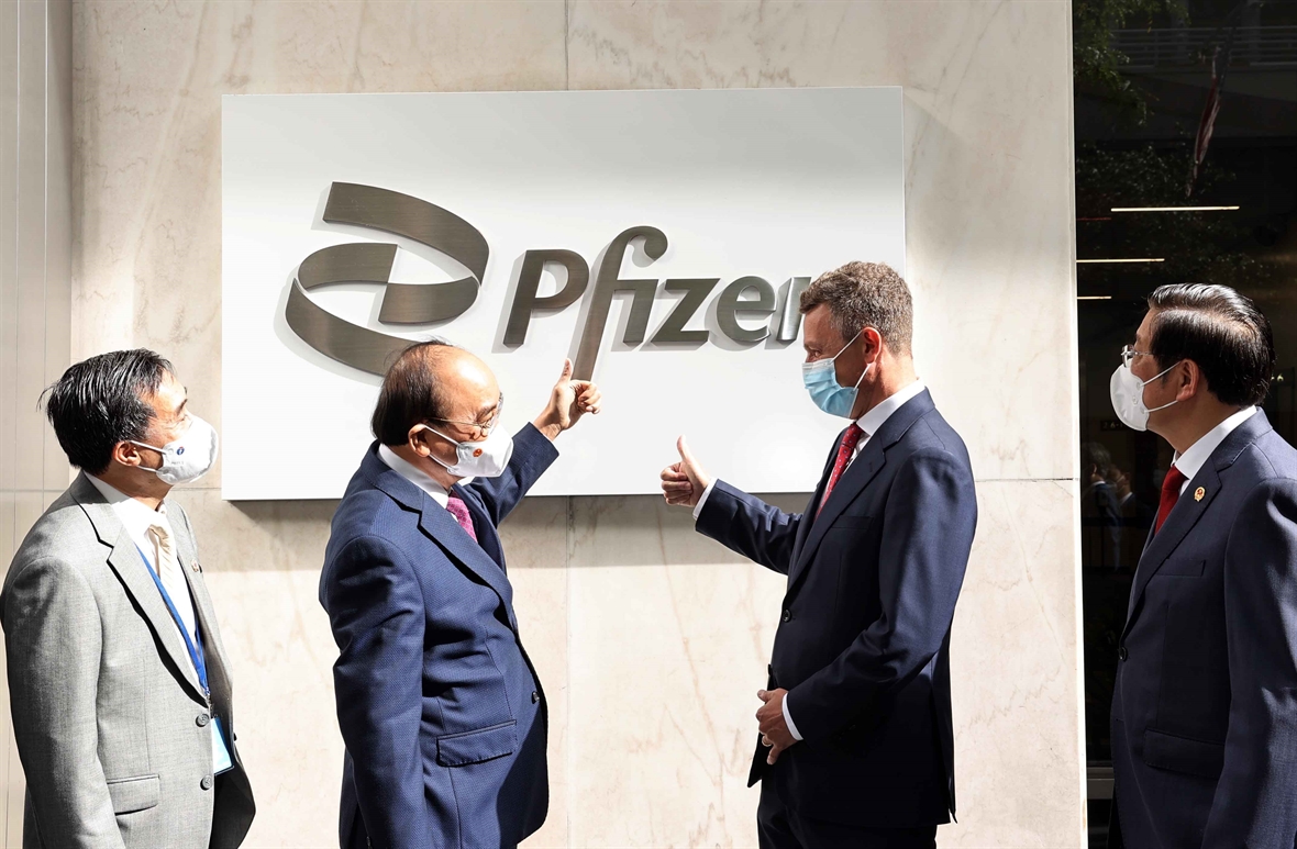 Le président vietnamien Nguyên Xuân Phuc visite la société Pfizer Biopharmaceutical