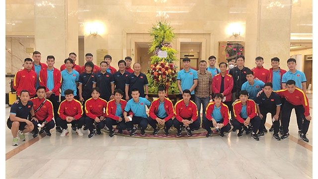 Le Président Nguyên Xuân Phuc encourage l équipe nationale de football