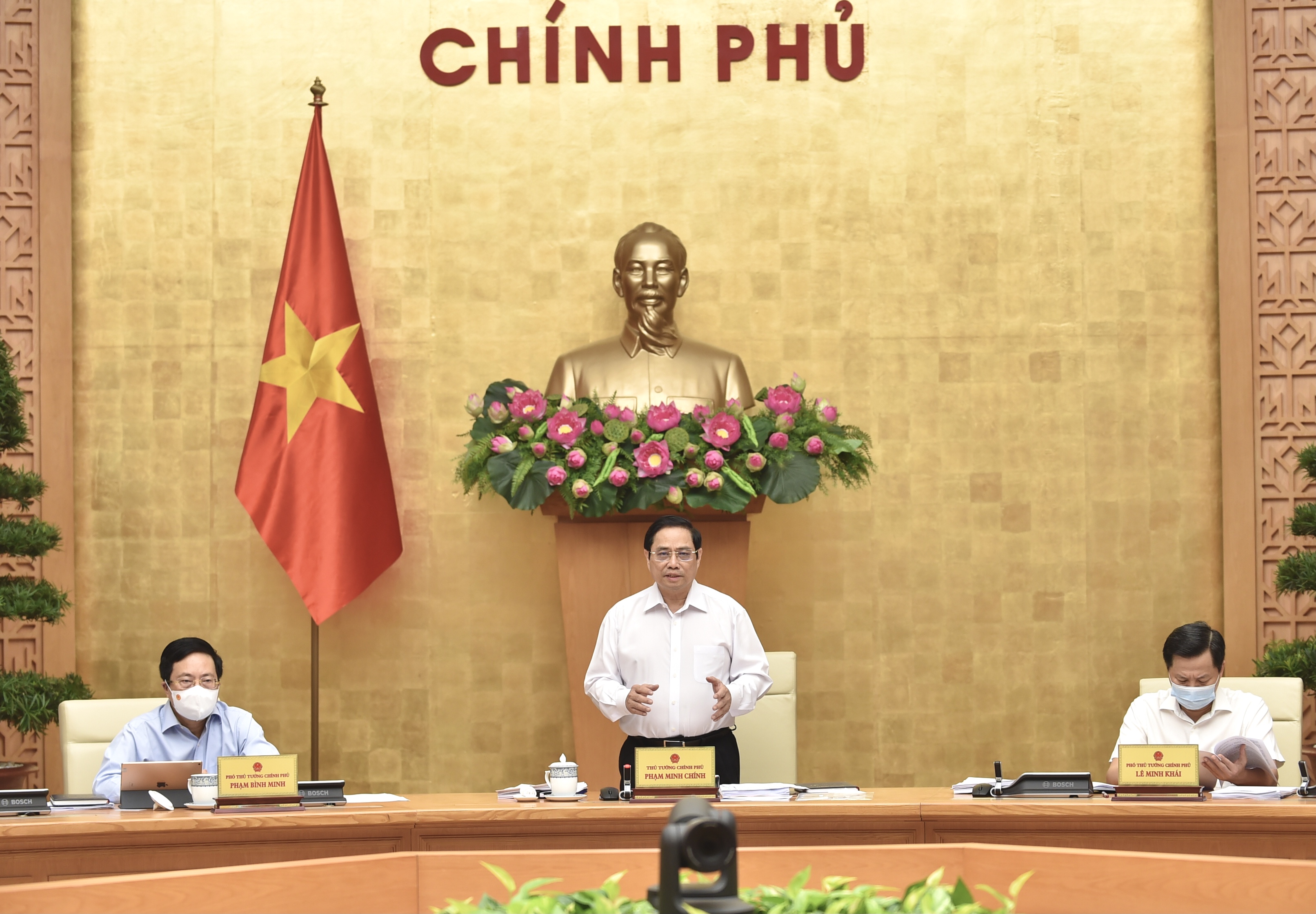 Le Premier ministre Pham Minh Chinh préside la réunion périodique du gouvernement en août