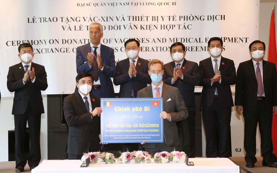 La Belgique fait don de 100 000 doses de vaccin au Vietnam