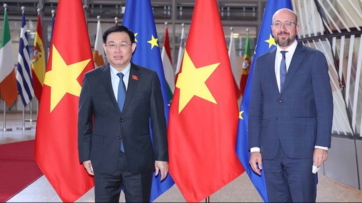 Le président de l AN Vuong Dinh Hue rencontre le président du Conseil européen