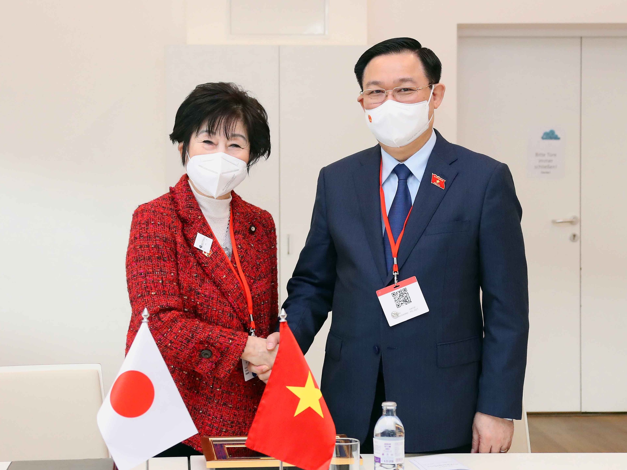 Le président de l’AN Vuong Dinh Hue rencontre la présidente de la Chambre des conseillers du Japon