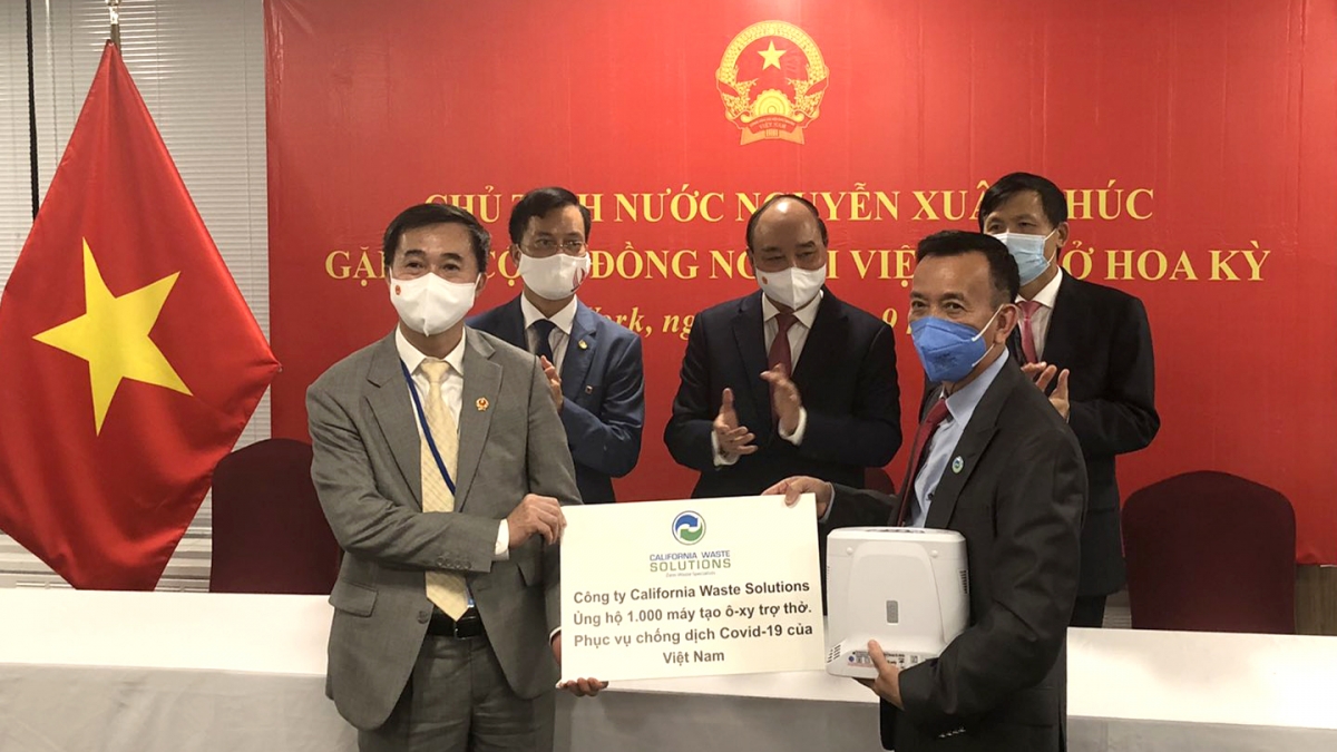 Le président Nguyen Xuan Phuc rencontre des Viêt kiêu à New York