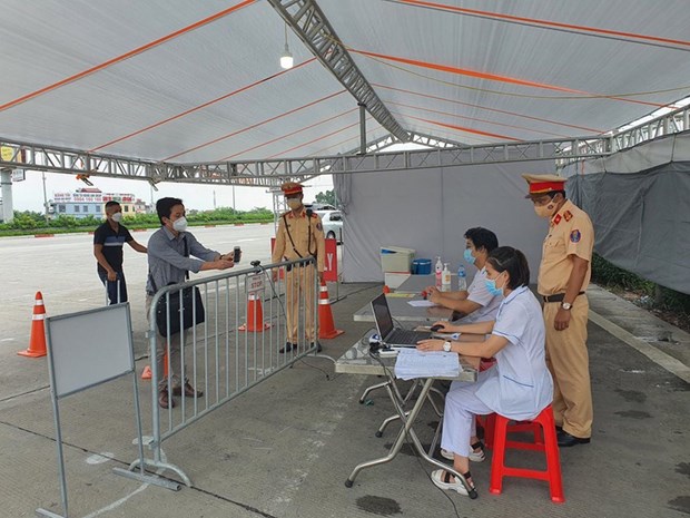 COVID-19 installation de caméras de scannage de QR codes aux points de contrôle à Hanoï
