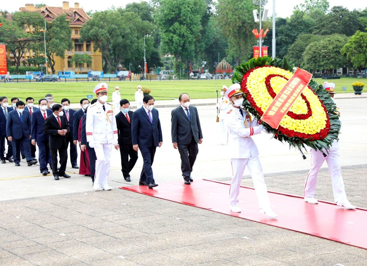 Fête nationale les dirigeants rendent hommage au Président Ho Chi Minh