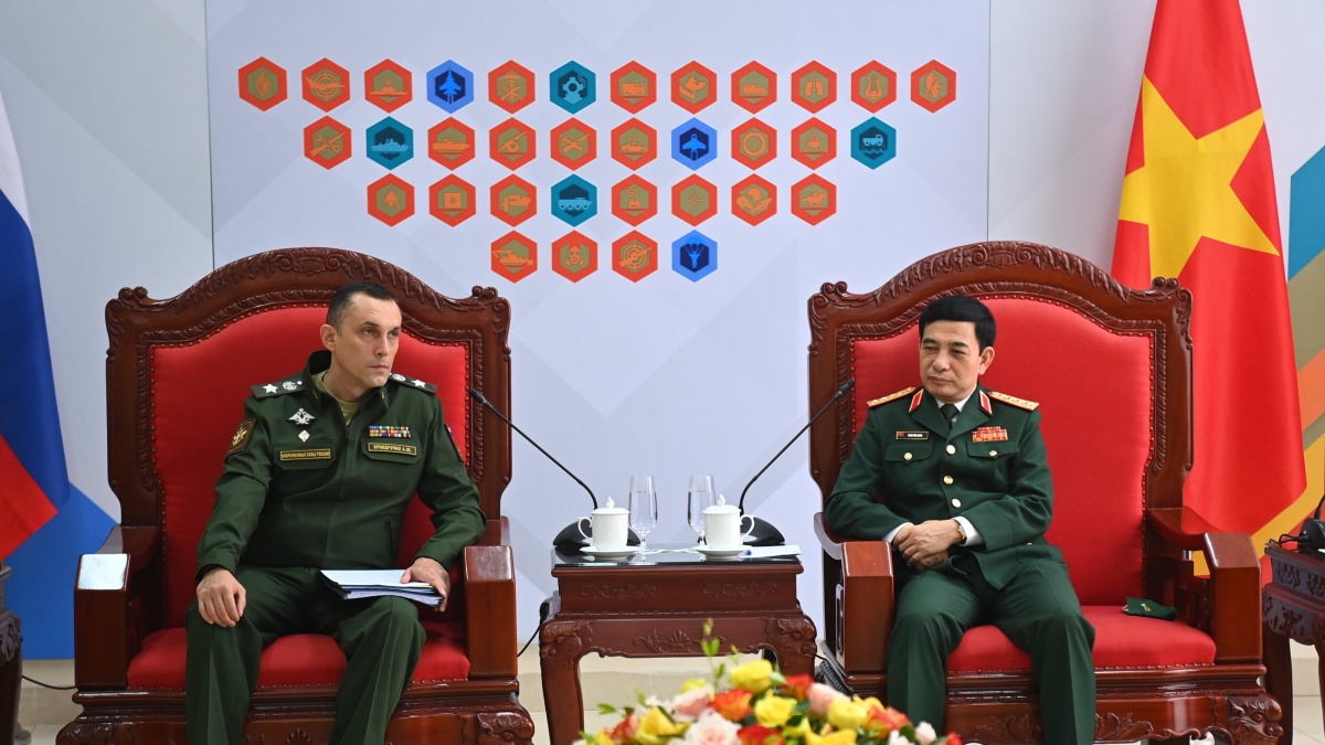 Le ministre de la Défense Phan Van Giang reçoit un sous-ministre russe de la Défense