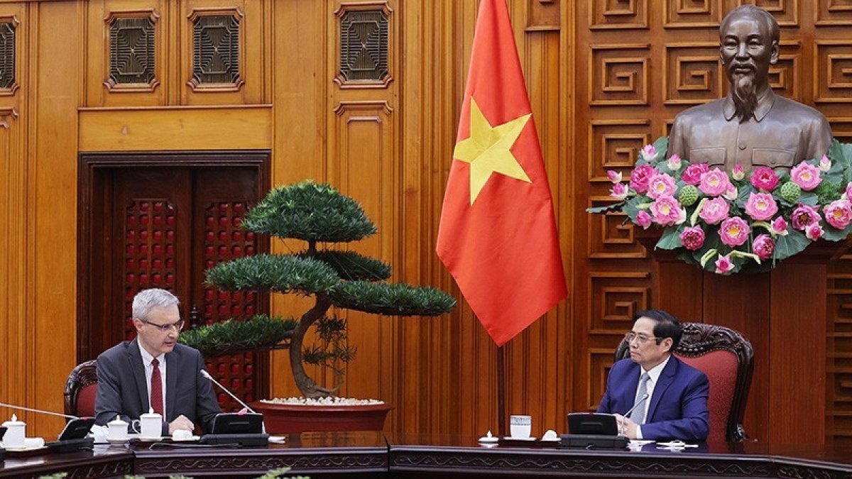 Le PM Pham Minh Chinh reçoit l’ambassadeur de France au Vietnam Nicolas Warnery