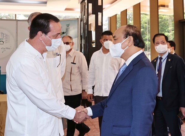Le président Nguyen Xuan Phuc visite le Centre cubain de génie génétique et de biotechnologie