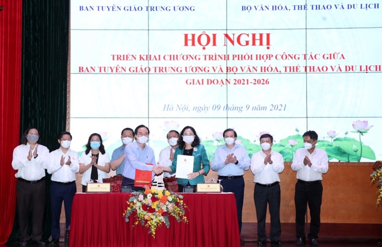 Continuer à construire et à perfectionner le système de valeurs culturelles et les normes du peuple vietnamien