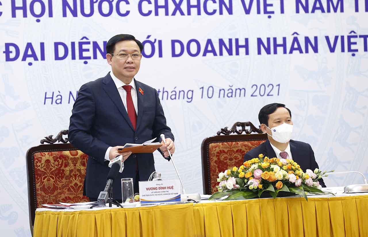 Le président de l’AN Vuong Dinh Hue rencontre des hommes d affaires vietnamiens