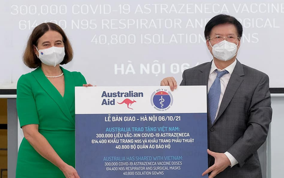 Le Vietnam reçoit 300 000 doses de vaccin et des équipements d’Australie