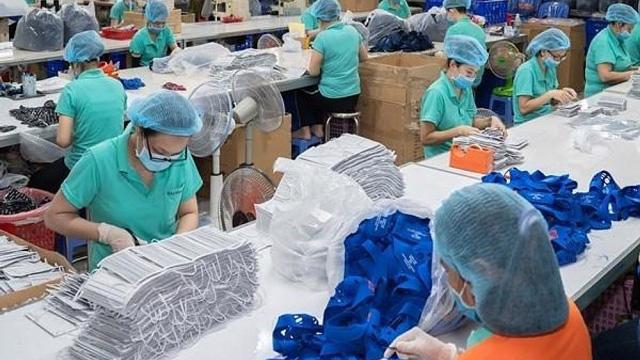 Le Vietnam exporte plus de 320 millions de masques médicaux