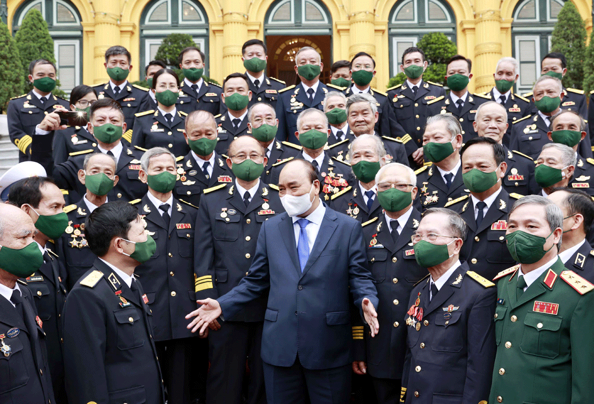 Le président Nguyen Xuan Phuc rencontre des anciens combattants de la piste maritime Ho Chi Minh