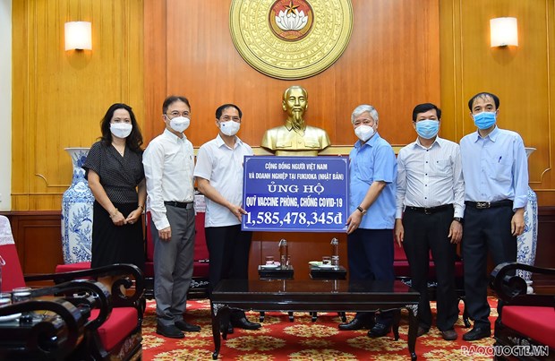 COVID-19  don de 570 000 dollars de la communauté des Vietnamiens à l étranger