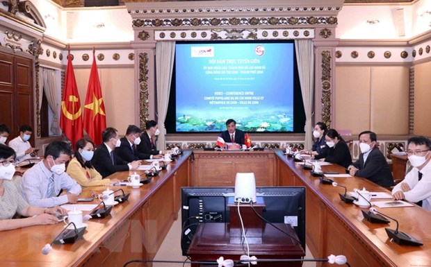 HCM-V et Lyon signent un protocole d accord de coopération en matière d éclairage artistique