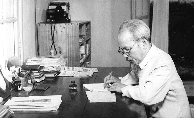 Publication de l œuvre Ho Chi Minh avec des lettres souhaitant la paix pour le Vietnam en Italie