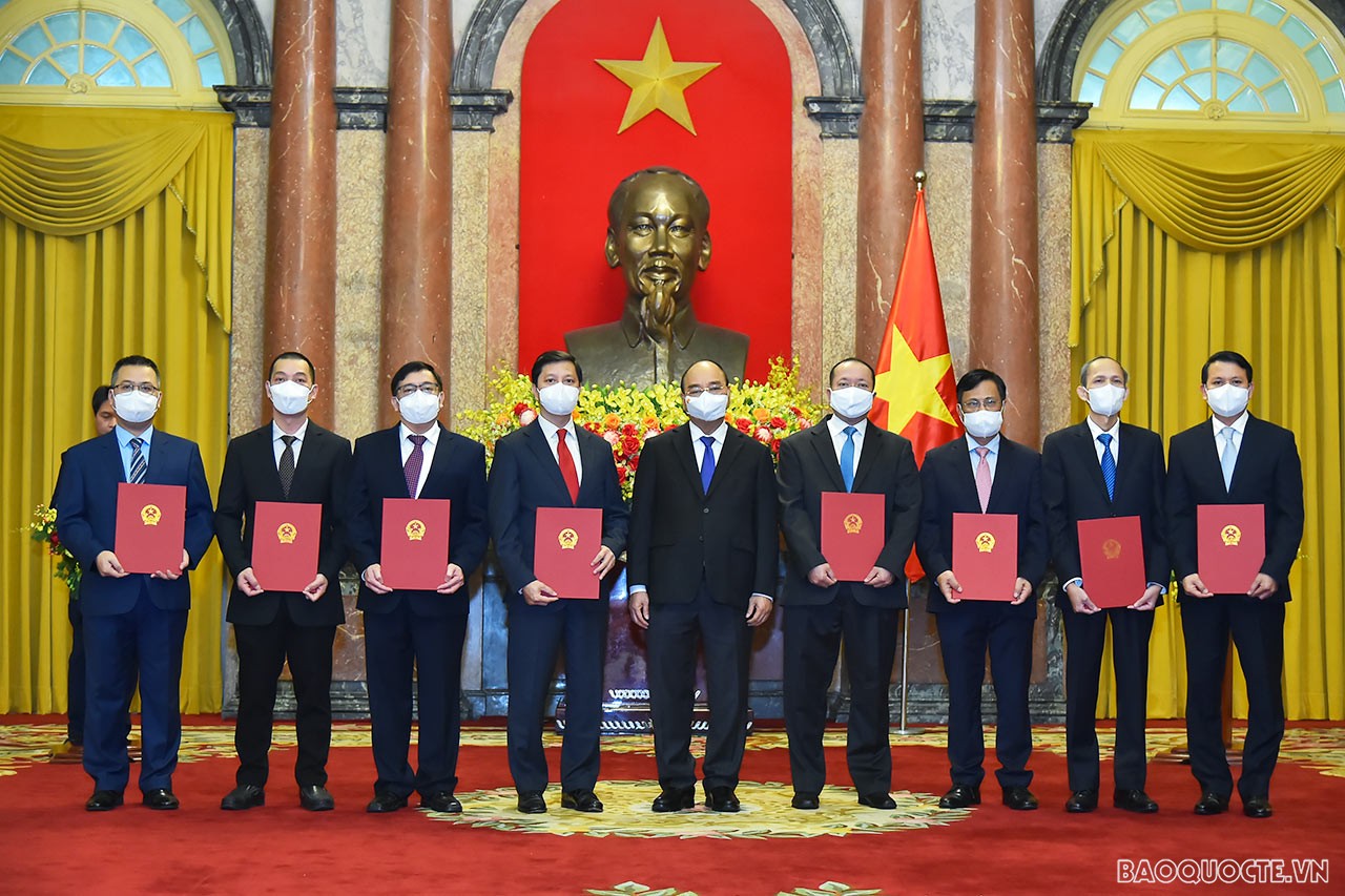 Le président Nguyên Xuân Phuc assigne des tâches aux ambassadeurs