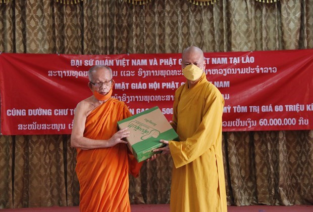 COVID-19 don des bouddhistes vietnamiens au Laos pour les moines lao en difficulté
