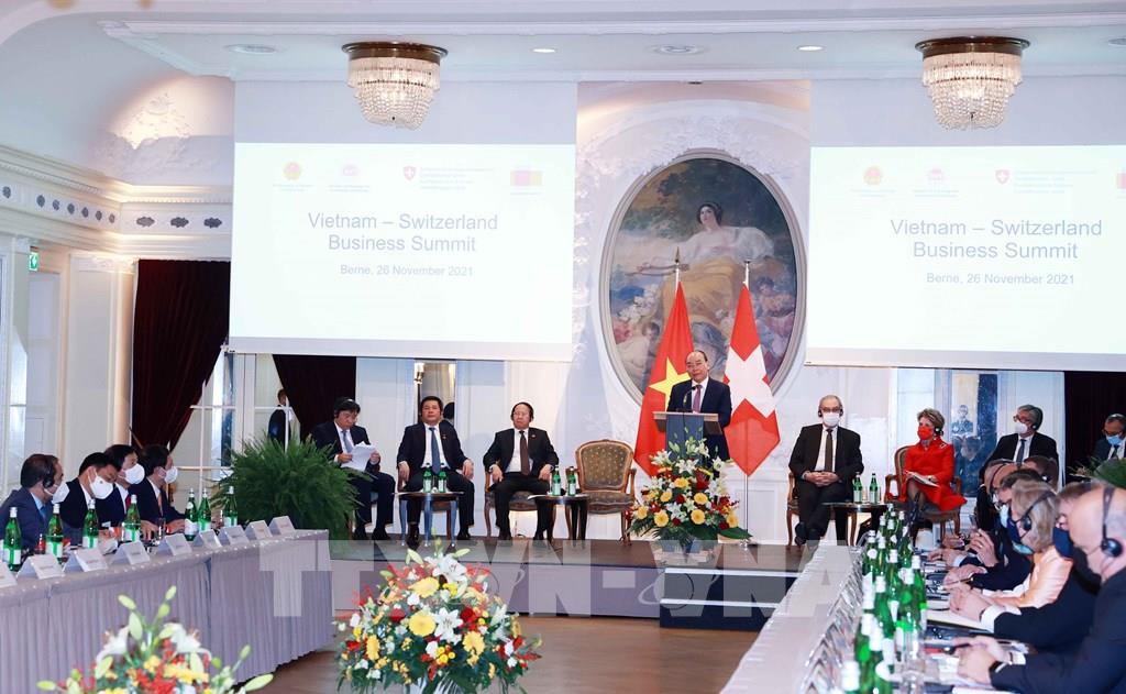 Les présidents vietnamien et suisse coprésident un Sommet d’affaires des deux pays
