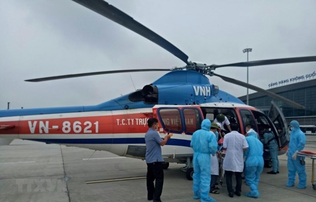 Un vol d urgence transporte un patient de l île de Song Tu Tay au continent pour un traitement