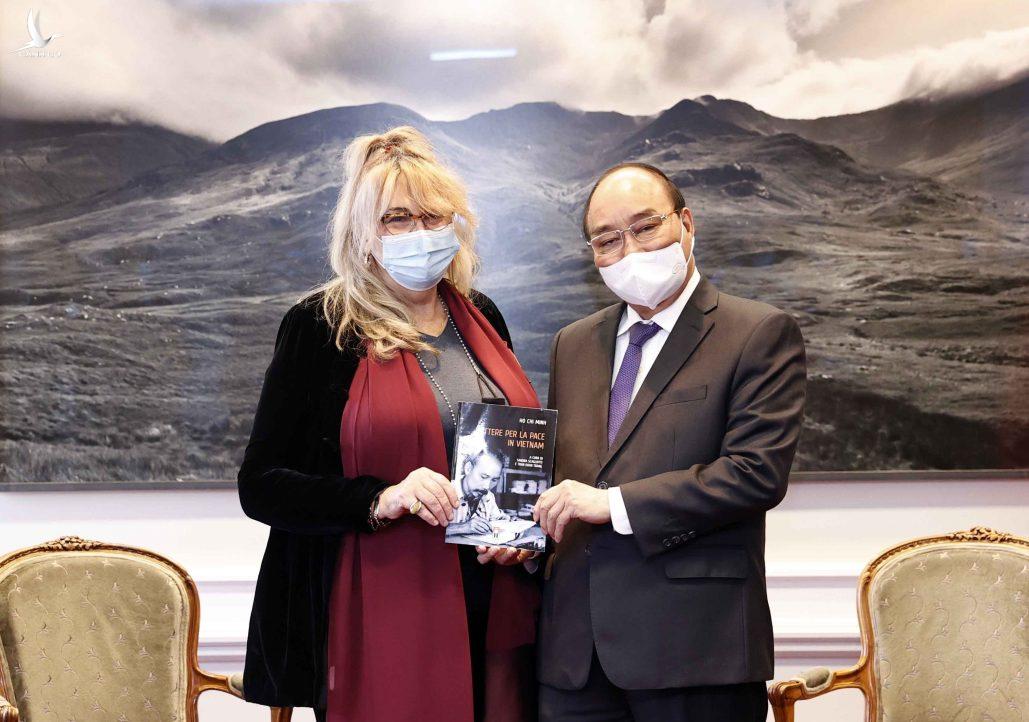 Le président Nguyen Xuan Phuc rencontre la consule honoraire du Vietnam à Turin Italie