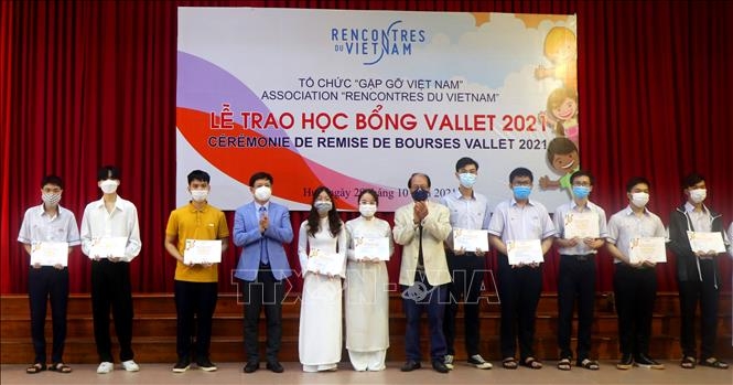 Thua Thien-Hue 229 lycéens obtiennent des bourses Vallet