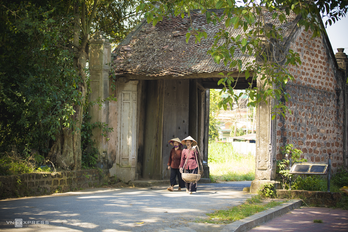 Retour dans le passé dans l ancien village de Duong Lam