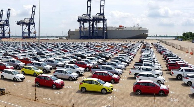 Hausse considérable des voitures importées au Vietnam en octobre