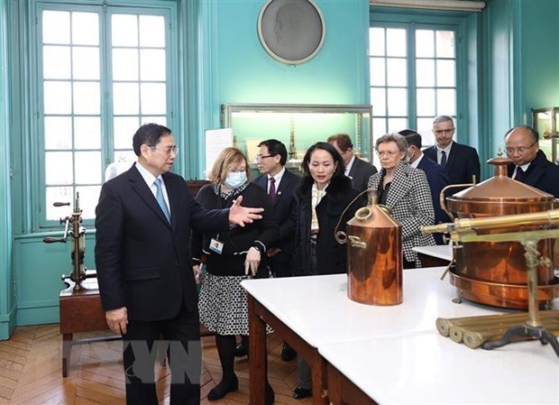 Le Premier ministre Pham Minh Chinh visite l’Institut Pasteur de Paris