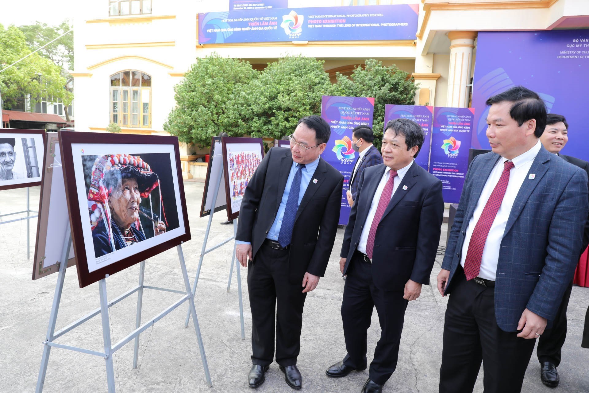 Ouverture de l exposition  le Vietnam aux yeux des photographes internationaux