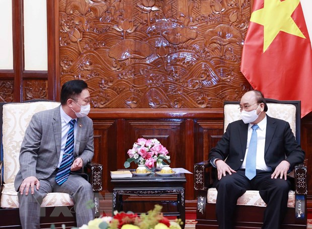 Le président Nguyên Xuân Phuc reçoit le 31e descendant du roi Ly Thai Tô en R de Corée