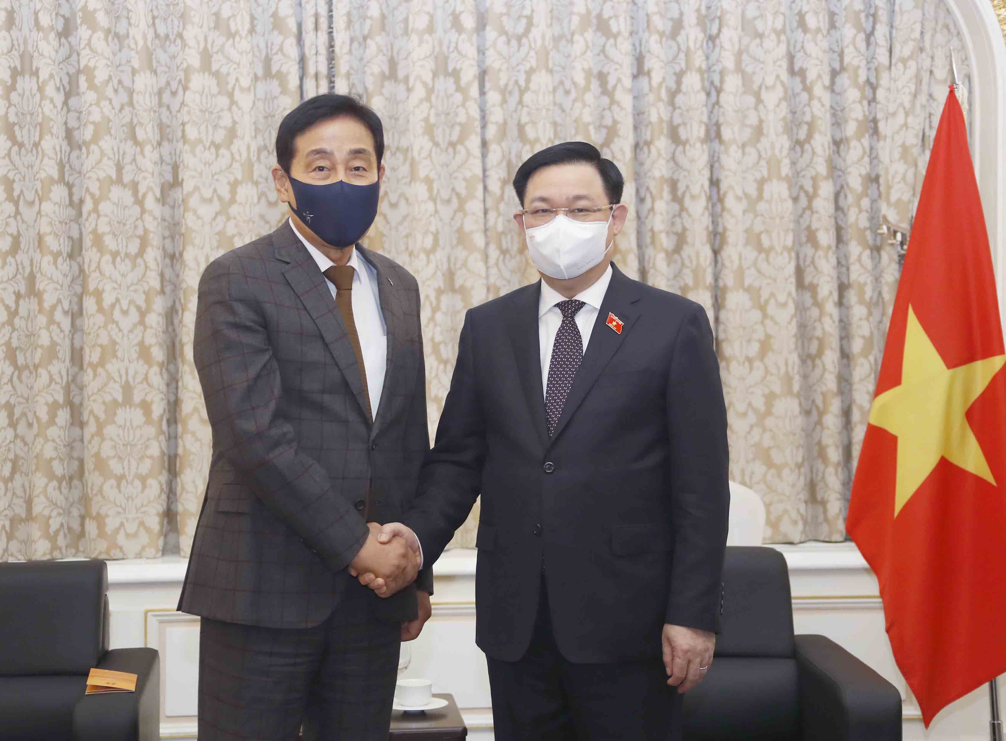 Le président de l’AN Vuong Dinh Huê reçoit les dirigeants des groupes sud-coréens